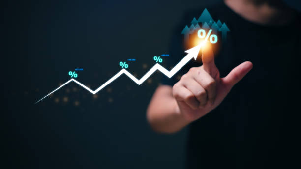 Women with percentage symbol and up arrow, Interest rates continue to increase, return on stocks and mutual funds, long term investment for retirement. Interest rate and dividend concept. mujeres con símbolo de porcentaje y flecha hacia arriba, las tasas de interés continúan aumentando, el rendimiento de las acciones y los fondos mutuos, la inversión a largo plazo para la jubilación. concepto de tipo de interés y dividendo.