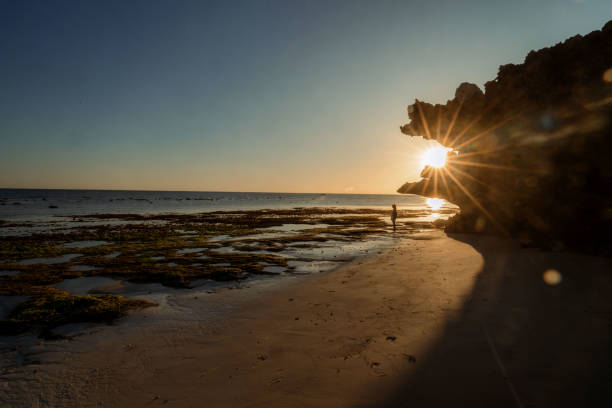 vue du coucher de soleil sous coral rock avec effet sun burst - celebes sea flash photos et images de collection