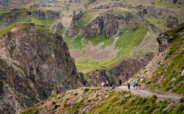 senderismo de montaña. los excursionistas con bastones de trekking suben empinadas en el sendero de montaña. paisaje de montaña. turismo, concepto de estilo de vida deportivo - rocky mountian fotografías e imágenes de stock