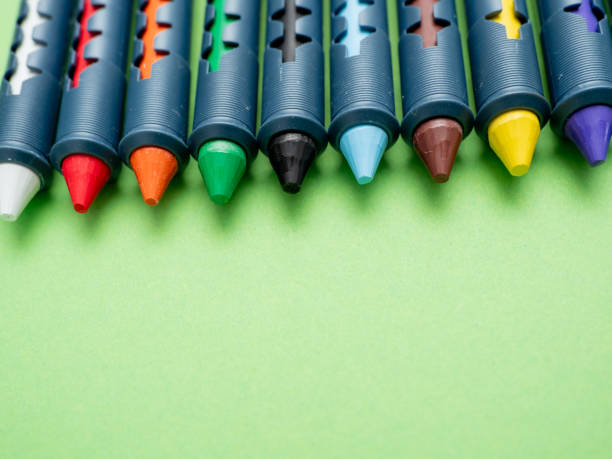 mehrfarbige buntstifte zum zeichnen auf grünem hintergrund. - pastel crayon stock-fotos und bilder