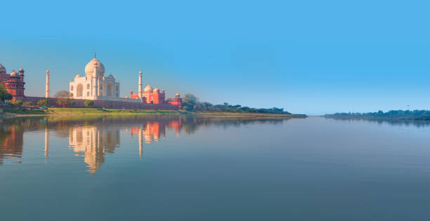 das mausoleum des taj mahal spiegelt sich im fluss yamuna - agra, uttar pradesh, indien - yamuna river stock-fotos und bilder