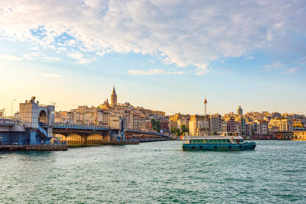 hermosas y magníficas vistas de estambul desde el bósforo. - ortakoy mosque bridge bosphorus istanbul fotografías e imágenes de stock