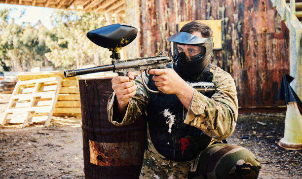 Paintball, target training or man with gun in shooting game playing with on fun battlefield mission. Aim, hero or focused soldier with army weapons gear for survival in outdoor challenge competition paintball, entrenamiento de tiro o hombre con pistola en juego de disparos jugando con una divertida misión en el campo de batalla. apunta, héroe o soldado enfocado con equipo de armas del ejército para sobrevivir en la competencia de desafío al aire l