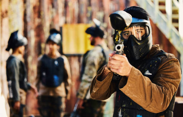 Paintball, focus or portrait of man with gun in shooting game playing in action battlefield mission. War, hero or focused soldier with army weapons gear in survival military challenge competition paintball, enfoque o retrato del hombre con pistola en el juego de disparos jugando en la misión de acción en el campo de batalla. guerra, héroe o soldado enfocado con equipo de armas del ejército en la competencia de desafío militar de supervivencia