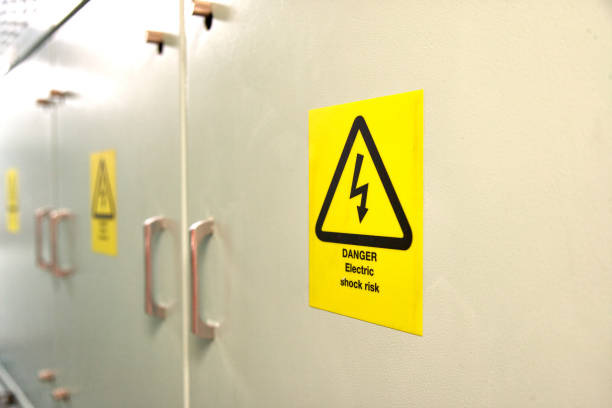 istock Yellow danger electric shock sign with lightning in triangle. 1620355029