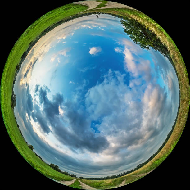 photo panoramique à 360° avec un objectif fisheye circulaire dans un pré par une journée d’été nuageuse avec des nuages dans le ciel - fish eye lens lens wide angle lens photography themes photos et images de collection