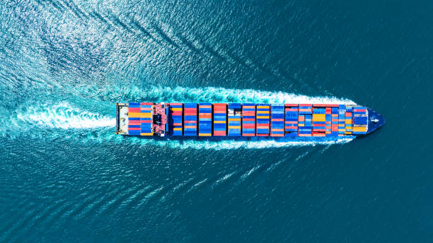 화물 컨테이너 선박, 컨테이너를 운반하는 화물선 선박 및 수출입 개념 기술 화물 운송 해상 운송을 위해 특송선으로 달리는 평면도. - cruise ship business retail freight transportation 뉴스 사진 이미지