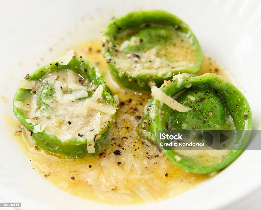 Prato de ravióli verde em close-up - Foto de stock de Alimentação Saudável royalty-free