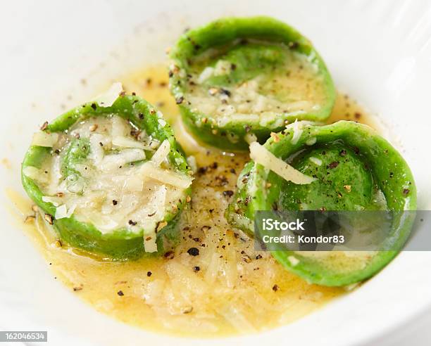 Foto de Prato De Ravióli Verde Em Closeup e mais fotos de stock de Alimentação Saudável - Alimentação Saudável, Branco, Comida