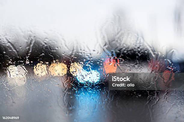 Rainy Road Schaut Durch Die Windschutzscheibe Verkehr Stockfoto und mehr Bilder von Fahren