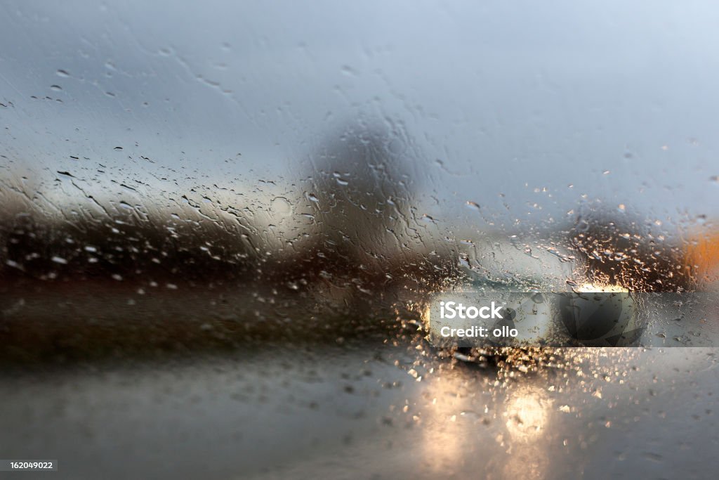 一番雨の少ない道路から見たフロントガラス、今後の交通 - しずくのロイヤリティフリーストックフォト