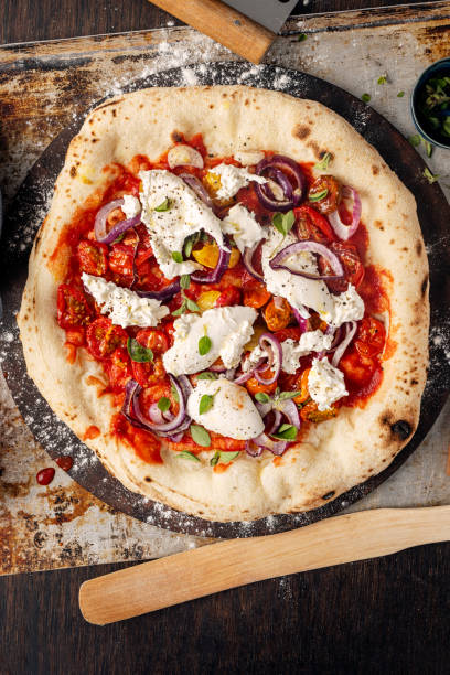 Pizza à l’oignon rouge et tomates avec burrata - Photo