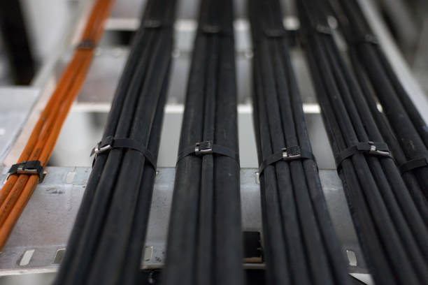 케이블 트렁크에 고정된 고출력 검은색 전기 케이블. - cable plastic zip ties computer cable 뉴스 사진 이미지
