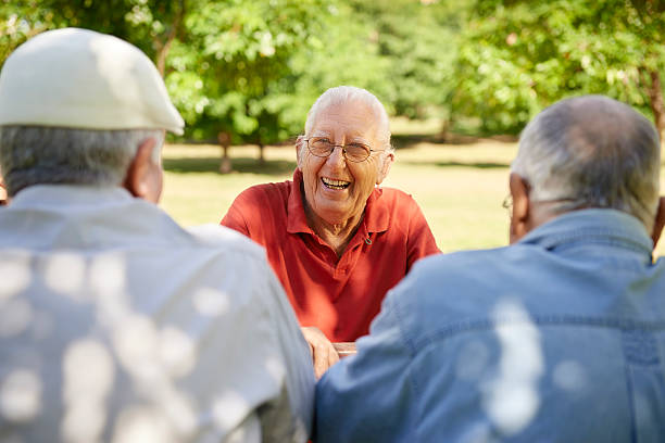 grupa starszych mężczyzn bawiąc się i śmiać się w park - senior adult grandfather 70s discussion zdjęcia i obrazy z banku zdjęć