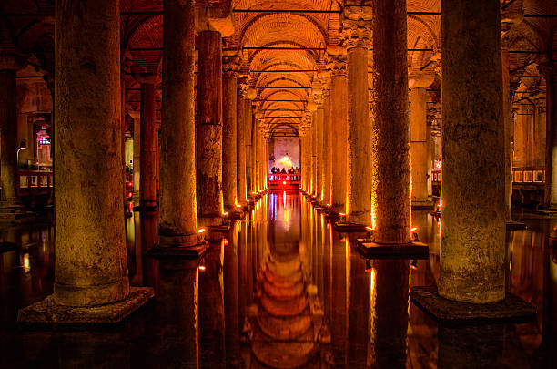 basilika-zisterne - istanbul yerebatan saray reflection turkey stock-fotos und bilder