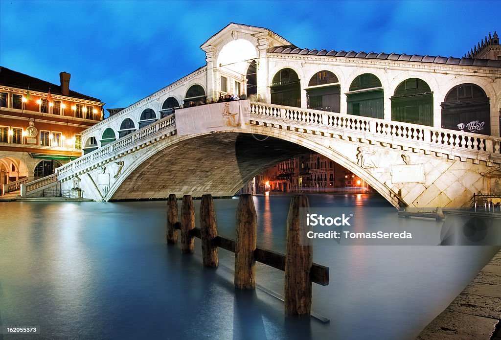 Ponte de Rialto em Veneza, Itália-do - Royalty-free Anoitecer Foto de stock