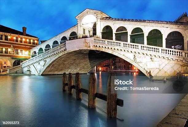 Ponte De Rialto Em Veneza Itáliado - Fotografias de stock e mais imagens de Anoitecer - Anoitecer, Ao Ar Livre, Arquitetura