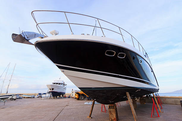 luxus-motor yacht gestrandet für den jährlichen check - repairing sky luxury boat deck stock-fotos und bilder