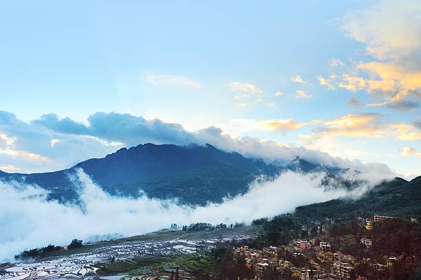 des terrasses spectaculaires - agriculture artificial yunnan province china photos et images de collection