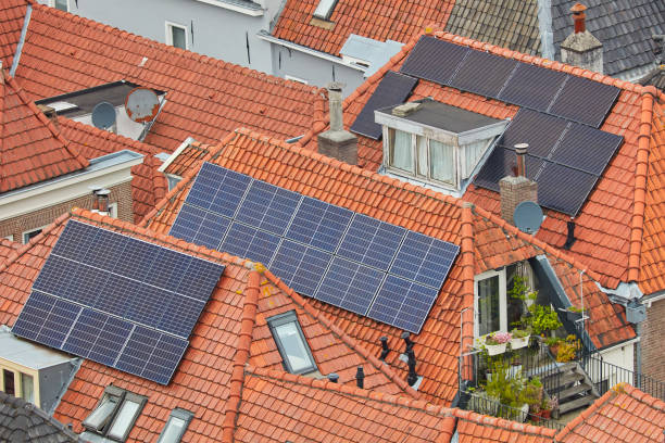 painéis solares anexados aos telhados de casas antigas - central de energia solar - fotografias e filmes do acervo