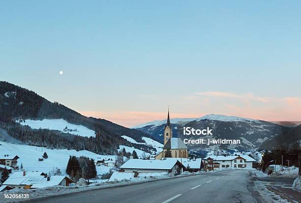Photo libre de droit de Mountain Winter Kartitsch Village Et Sunrise banque d'images et plus d'images libres de droit de Arbre