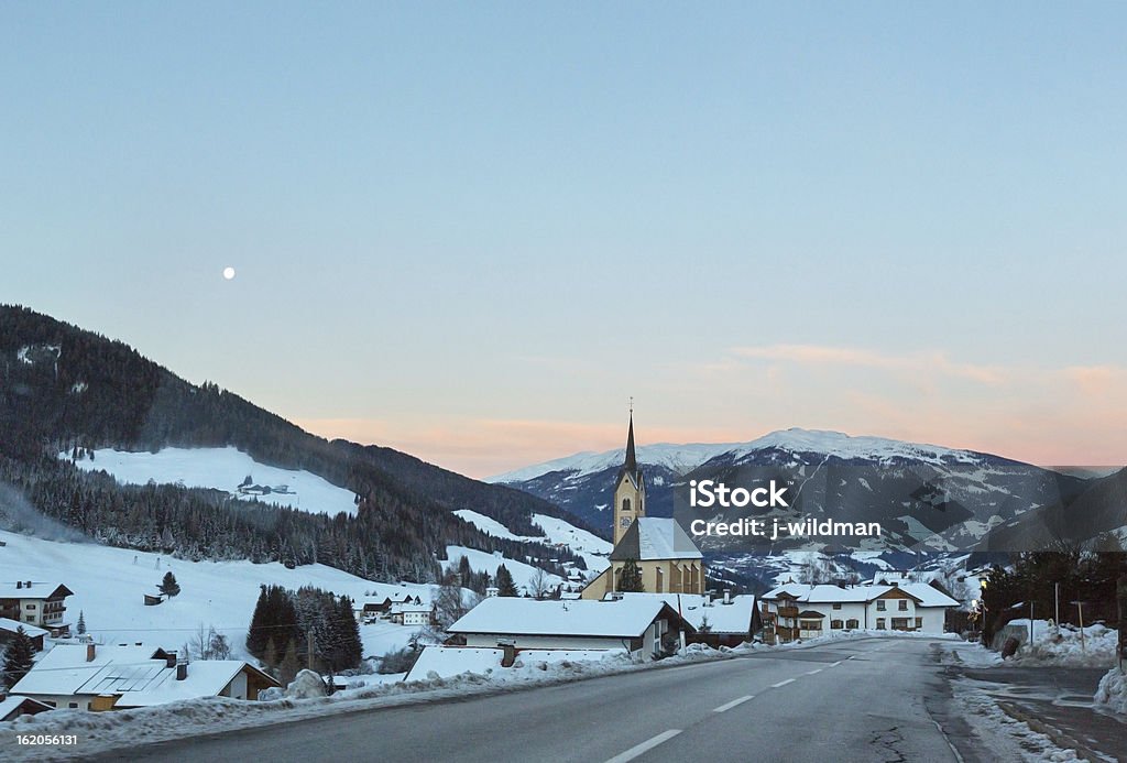 산 겨울맞이 Kartitsch 타운명을 및 썬라이즈 (Austria). - 로열티 프리 0명 스톡 사진