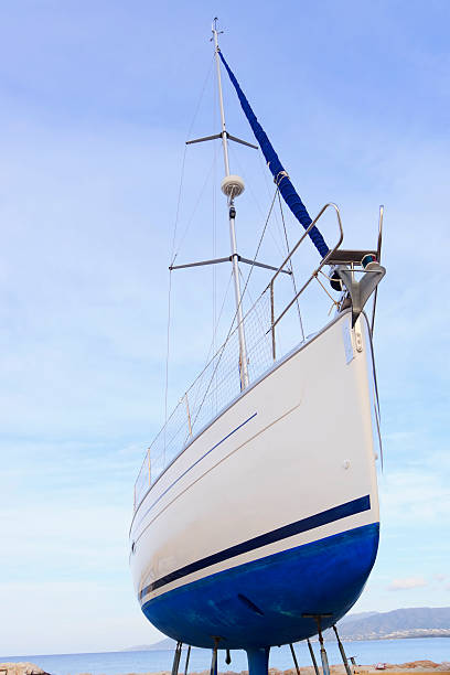 barco à vela encalhado de verificação anual - repairing sky luxury boat deck imagens e fotografias de stock