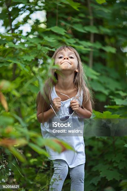 Niña Hacer Muecas Foto de stock y más banco de imágenes de Aire libre - Aire libre, Alegre, Arbusto