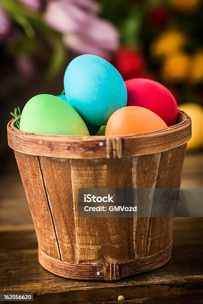 Uova Di Pasqua Colorate Decorate Su Sfondo In Legno - Fotografie stock e altre immagini di Cestino