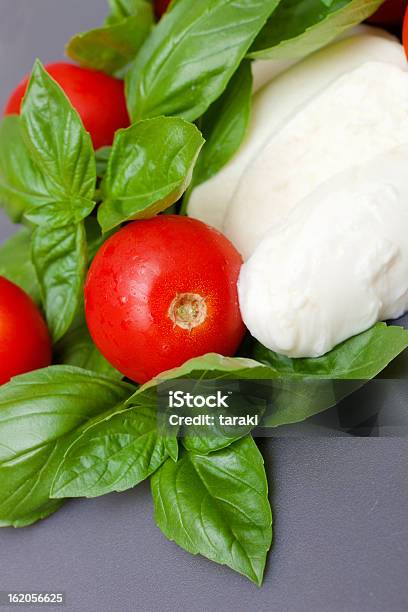 Fazer Caprese - Fotografias de stock e mais imagens de Alimentação Saudável - Alimentação Saudável, Comida, Cultura Mediterrânica