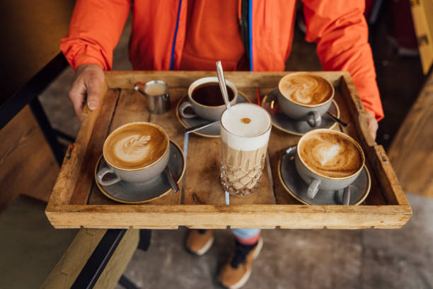みんなのためのリフレッシュメント - latté coffee tray froth ストックフォトと画像