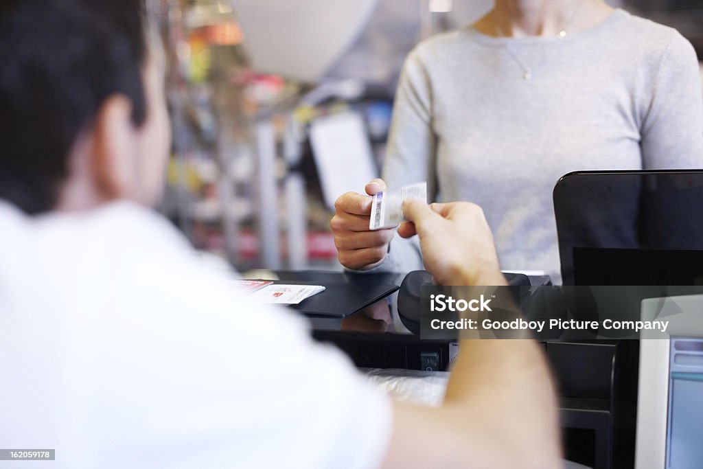 Cashless pago es tan fácil - Foto de stock de Tarjeta de crédito libre de derechos