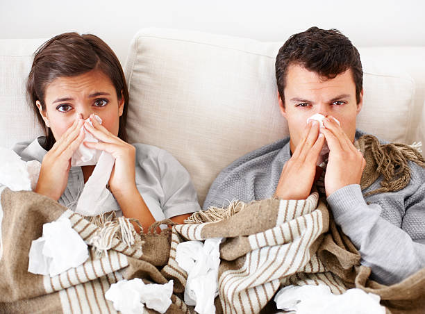 siamo non ti senti bene - cold and flu flu virus bed couple foto e immagini stock