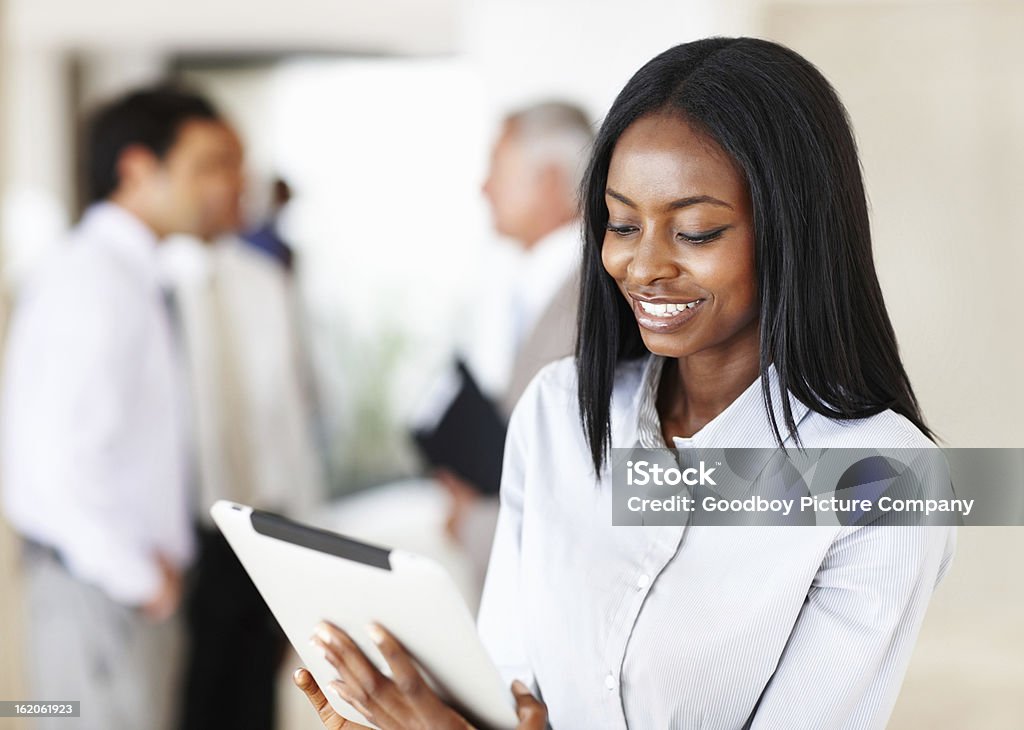 Attraente donna d'affari utilizzando tablet elettronica - Foto stock royalty-free di Adulto