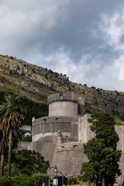 Minceta Fortress in the Old Town of Dubrovnik, Croatia Dubrovnik is a charming coastal city in Croatia known for its medieval Old Town and beautiful sea views. The city has impressive walls and fortresses, and it was featured in "Game of Thrones." It's a top destination for history, culture, and beach lovers alike. fort minceta dubrovnik stock pictures, royalty-free photos & images