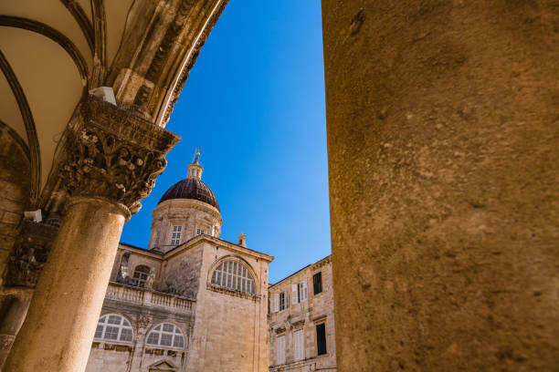 dubrovniker kathedrale in der altstadt von dubrovnik, kroatien - knezev dvor stock-fotos und bilder