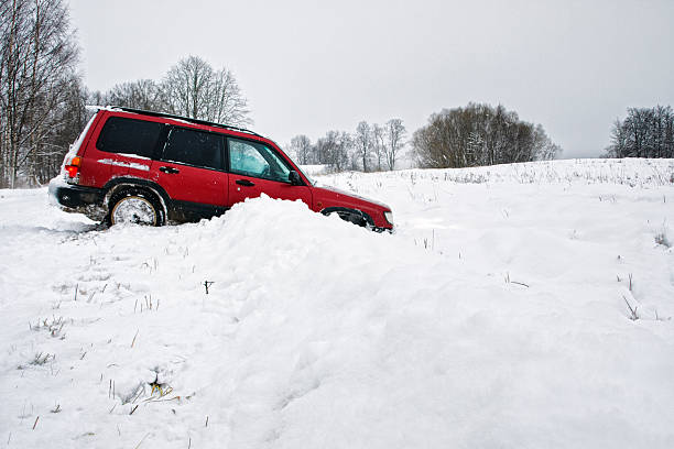 voiture dans un fossé - ditch photos et images de collection