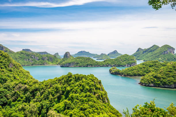 화창한 날에 아름다운 열대 섬 앙통 국립 해양 공원 푸른 하늘 배경. - ang thong islands 뉴스 사진 이미지