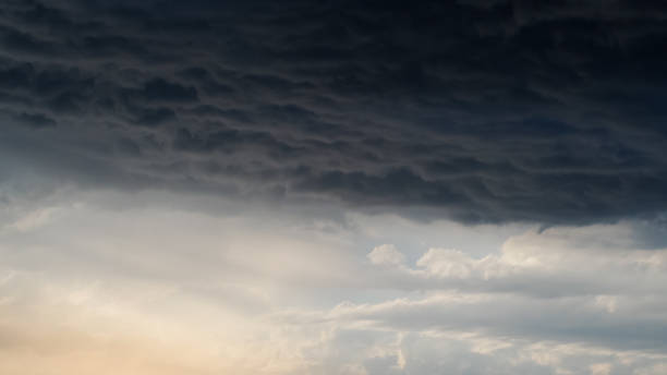 돌풍 전선이 지나갈 때 흐린 하늘 - cirrus cloud cloudscape stratus 뉴스 사진 이미지