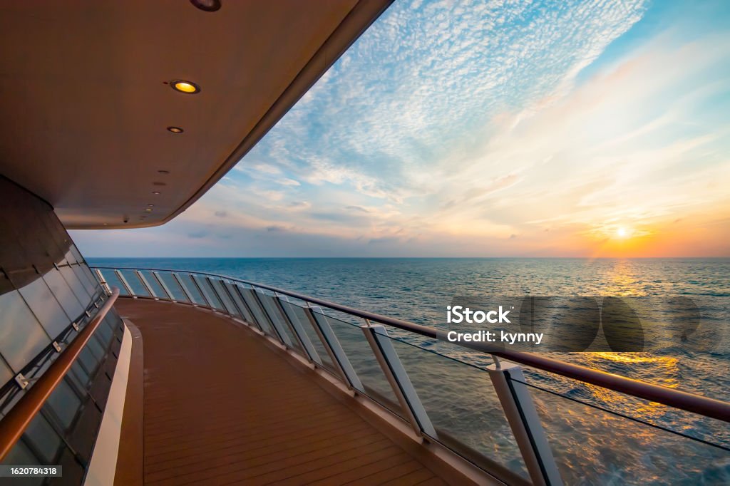 Vista panoramica del ponte di navi da crociera e dell'oceano - Foto stock royalty-free di Nave da crociera Vista panoramica del ponte di navi da crociera e dell'oceano - Foto stock royalty-free di Nave da crociera