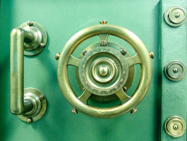 caixa de metal velha fechadura código de bloqueio fechar vista. - safe vaulted door combination lock door - fotografias e filmes do acervo