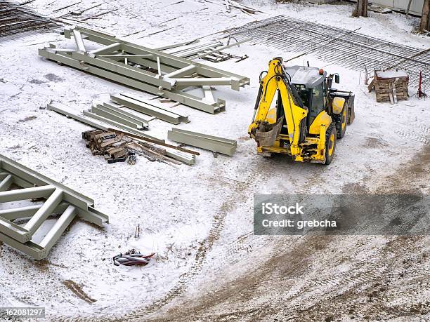 Tractor Amarillo Foto de stock y más banco de imágenes de Solar de construcción - Solar de construcción, Invierno, Nieve