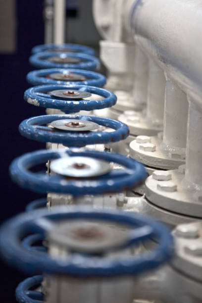 conjunto coletor butterfly valve com alças de cor azul. - pipeline sea flange water - fotografias e filmes do acervo