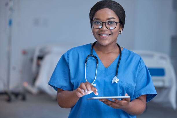 mujer negra, retrato y enfermera en el hospital con tableta para planificación de atención médica, análisis de bienestar o prueba en línea. enfermería feliz, tecnología digital y servicios médicos de medicina, médico o clínica - computer medical student hospital nurse fotografías e imágenes de stock