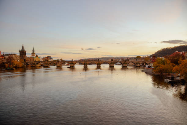 paisaje con el río moldava y el puente de carlos - cultura de europa del este fotografías e imágenes de stock