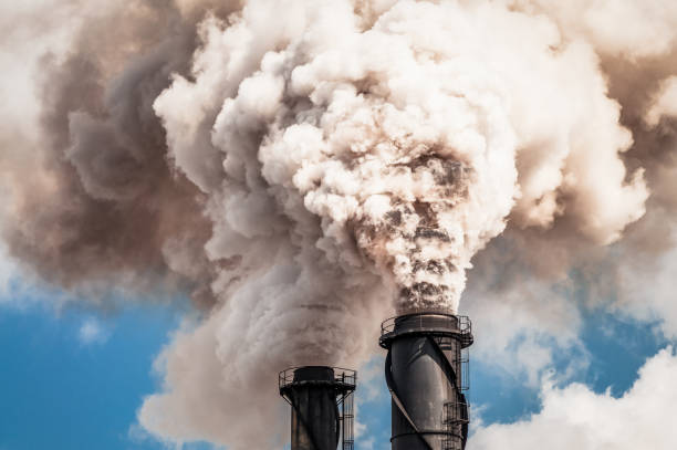 thick smoke rising from chimneys - toxic substance fumes environment carbon dioxide imagens e fotografias de stock