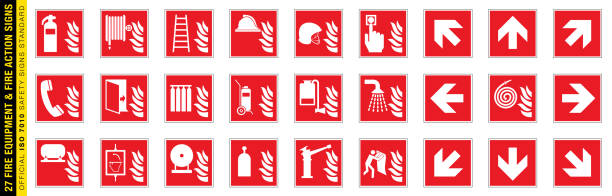illustrations, cliparts, dessins animés et icônes de ensemble complet de 27 équipements d’incendie isolés et panneaux d’action incendie sur tableau rouge. norme officielle iso 7010 sur les panneaux de sécurité. - 7010