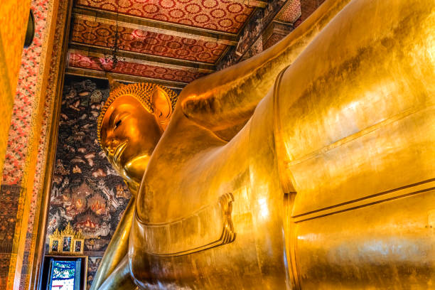 buddha sdraiato davanti wat pho bangkok thailandia - wat pho foto e immagini stock