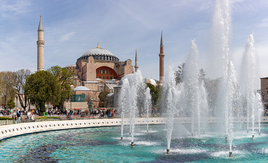 A picture of the Hagia Sophia and the Sultan Ahmet Park Fountain.