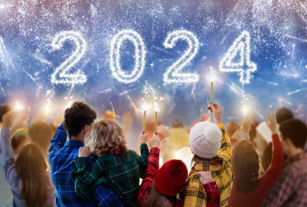 bonne année. famille regardant des feux d’artifice. - group of people teenager snow winter photos et images de collection